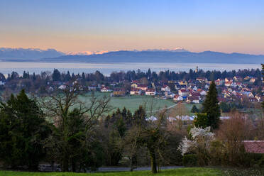 Blick über Bad Schachen, Appenzellerland und Bodensee in der Morgendämmerung, Bayern, Deutschland - LBF02592