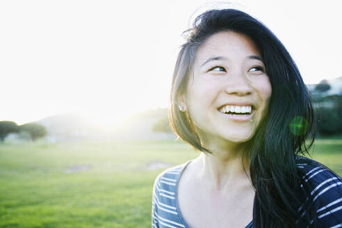 Chinesische Frau lächelnd im Freien - BLEF07070