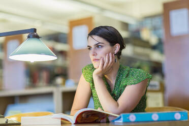 Gemischtrassiger Student studiert in der Bibliothek - BLEF07171