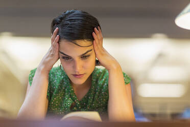 Gemischtrassiger Student studiert in der Bibliothek - BLEF07177