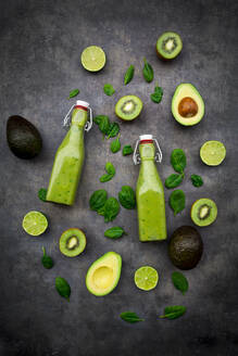 Grüner Smoothie mit Avocado, Spinat, Kiwi und Limette, Kokosnussflocken und schwarzem Sesam - LVF08102