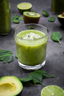 Grüner Smoothie mit Avocado, Spinat, Kiwi und Limette, Kokosnussflocken und schwarzem Sesam - LVF08104