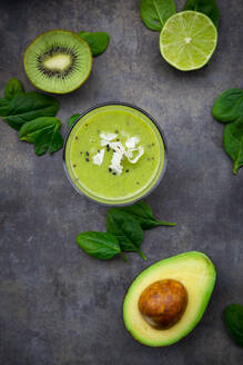 Grüner Smoothie mit Avocado, Spinat, Kiwi und Limette, Kokosnussflocken und schwarzem Sesam - LVF08105