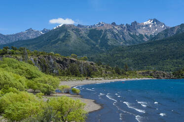 Schöner Bergsee im Nationalpark Los Alerces, Chubut, Argentinien, Südamerika - RUNF02724