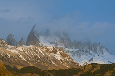 Blick auf den Berg Fitz Roy bei El Chalten bei Sonnenaufgang, Patagonien, Argentinien, Südamerika - RUNF02734