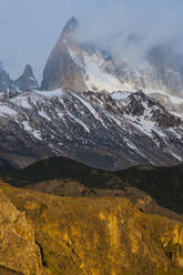 Blick auf den Berg Fitz Roy bei El Chalten bei Sonnenaufgang, Patagonien, Argentinien, Südamerika - RUNF02735