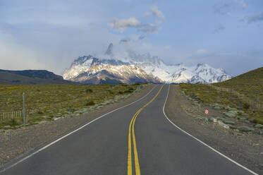 Road leading to Mount Fitz Roy near El Chalten, Patagonia, Argentina, South America - RUNF02736