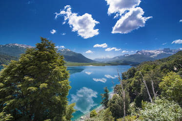 Hübscher Bergsee, Straße der sieben Seen, Argentinien, Südamerika - RUNF02758