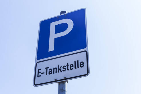 Beschilderung des Parkplatzes mit Ladestation für Elektrofahrzeuge - TCF06100