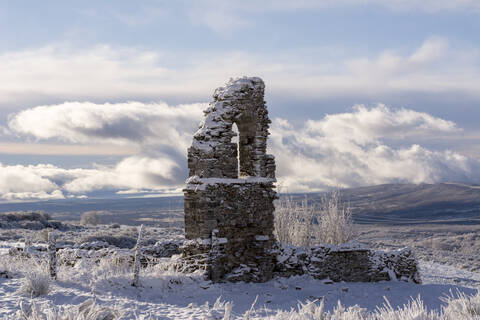 Ruine im Schnee auf dem Jakobsweg, in der Nähe von Cruz de Ferro, Spanien, lizenzfreies Stockfoto