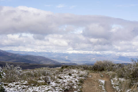 Schnee auf dem Jakobsweg, in der Nähe von Cruz de Ferro, Spanien, lizenzfreies Stockfoto