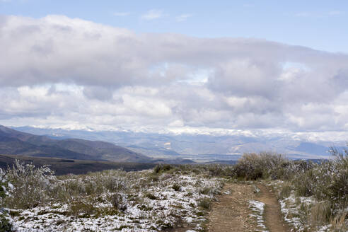 Schnee auf dem Jakobsweg, in der Nähe von Cruz de Ferro, Spanien - LMJF00099