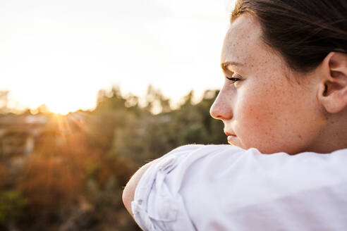 Kaukasische Frau mit Blick auf die Landschaft - BLEF07251