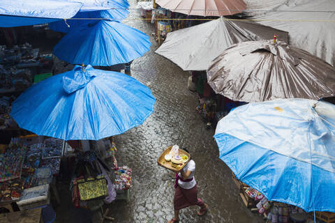 Regen, der über Planen und Markisen von Marktständen fällt, Ubud, Bali, Indonesien, lizenzfreies Stockfoto