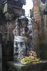 Opfergaben am Sockel einer Hindu-Statue, Ubud, Bali, Indonesien - BLEF07283