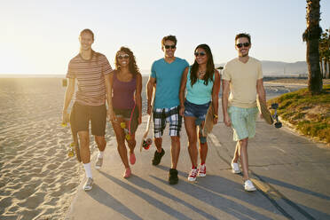 Freunde gehen zusammen am Strand spazieren - BLEF07321