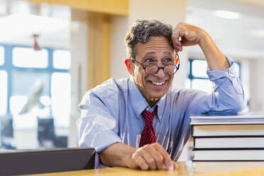 Senior man smiling in library - BLEF07364