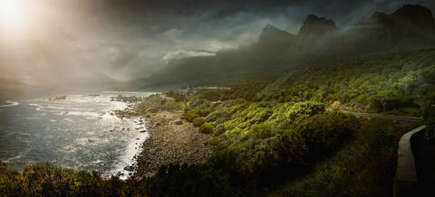 Die Sonne scheint über der ländlichen Küste, Kapstadt, Westkap, Südafrika, lizenzfreies Stockfoto