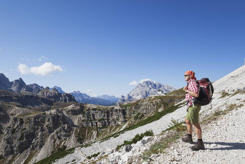 Wanderer auf Wanderweg, Drei Zinnen Aera, Naturpark Drei Zinnen, Unesco Weltnaturerbe, Sextner Dolomiten, Italien - GWF06108