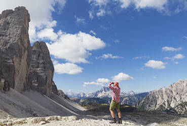 Wanderer auf Wanderweg, Drei Zinnen Aera, Naturpark Drei Zinnen, Unesco Weltnaturerbe, Sextner Dolomiten, Italien - GWF06114