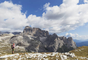 Wanderer auf Wanderweg, Drei Zinnen Aera, Naturpark Drei Zinnen, Unesco Weltnaturerbe, Sextner Dolomiten, Italien - GWF06124