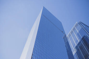 Wolkenkratzer und blauer Himmel, Manhattan, New York City, USA - MMAF00973