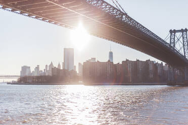 Skyline bei Sonnenuntergang mit Manhattan Bridge und East River, Manhattan, New York City, USA - MMAF00988