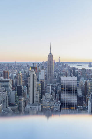 Skyline bei Sonnenuntergang mit Empire State Building im Vordergrund und One World Trade Center im Hintergrund, Manhattan, New York City, USA, lizenzfreies Stockfoto