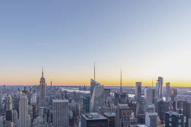 Skyline bei Sonnenuntergang mit Empire State Building im Vordergrund und One World Trade Center im Hintergrund, Manhattan, New York City, USA - MMAF01011