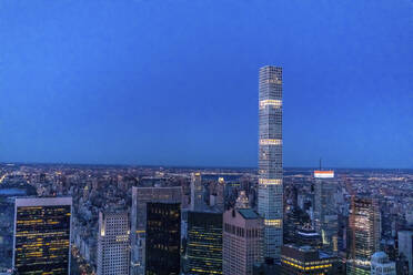 Skyline zur blauen Stunde mit dem Wolkenkratzer 432 Park Avenue, Manhattan, New York City, USA - MMAF01024