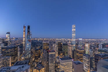 Skyline zur blauen Stunde mit dem Wolkenkratzer 432 Park Avenue, Manhattan, New York City, USA - MMAF01028