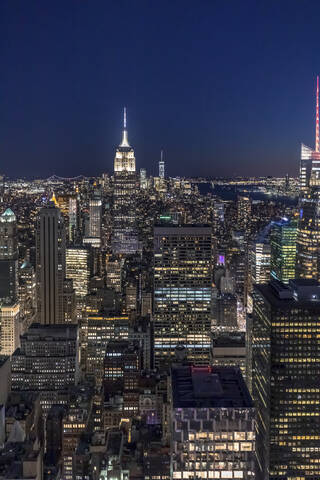 Skyline bei Nacht mit Empire State Building im Vordergrund und One World Trade Center im Hintergrund, Manhattan, New York City, USA, lizenzfreies Stockfoto