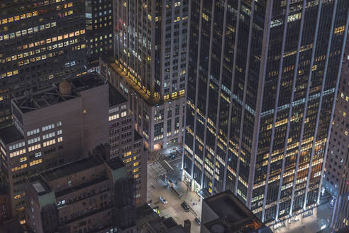 Wolkenkratzer und Straßenschlucht bei Nacht, Manhattan, New York City, USA - MMAF01035