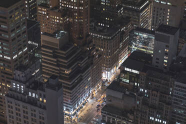 Wolkenkratzer und Straßenschlucht bei Nacht, Manhattan, New York City, USA - MMAF01036