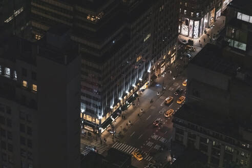 Wolkenkratzer und Straßenschlucht mit Taxis bei Nacht, Manhattan, New York City, USA - MMAF01037