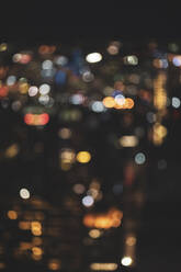 Unscharfes Stadtbild bei Nacht, Manhattan, New York City, USA - MMAF01039