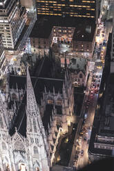 Blick von oben auf die Straße und die St. Patrick's Cathedral bei Nacht, Manhattan, New York City, USA - MMAF01041