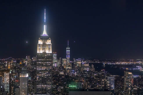 Skyline bei Nacht mit Empire State Building im Vordergrund und One World Trade Center im Hintergrund, Manhattan, New York City, USA - MMAF01042