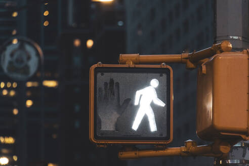Fußgängerampel bei Nacht, Manhattan, New York City, USA - MMAF01047