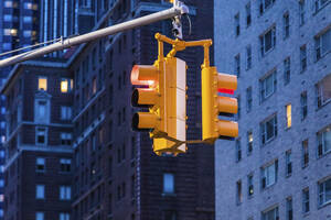 Ampel bei Nacht, Manhattan, New York City, USA - MMAF01048