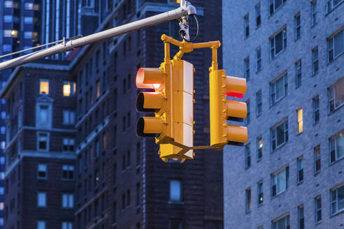 Traffic light at night, Manhattan, New York City, USA - MMAF01048