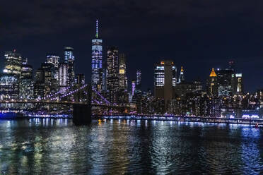 Skyline bei Nacht mit East River und Brooklyn Bridge, Manhattan, New York City, USA - MMAF01049