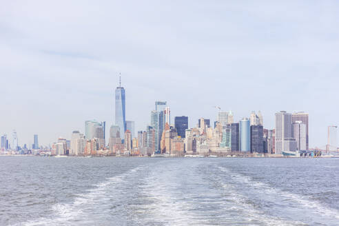 Skyline am Wasser mit dem One World Trade Center von der Staten Island Ferry aus gesehen, Manhattan, New York City, USA - MMAF01055