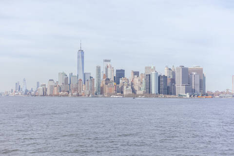 Skyline am Wasser mit dem One World Trade Center von der Upper New York Bay aus gesehen, Manhattan, New York City, USA, lizenzfreies Stockfoto