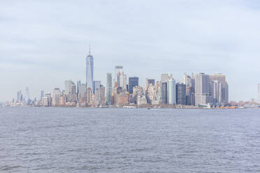 Skyline am Wasser mit dem One World Trade Center von der Upper New York Bay aus gesehen, Manhattan, New York City, USA - MMAF01056