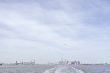Skyline am Wasser mit dem One World Trade Center von der Staten Island Ferry aus gesehen, Manhattan, New York City, USA - MMAF01057