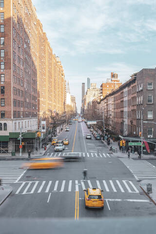 Kreuzung mit Hochhäusern und Taxis, Chelsea, New York City, USA, lizenzfreies Stockfoto