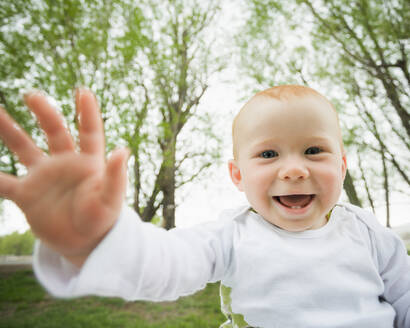 Kaukasisches Baby lachend im Freien - BLEF07409