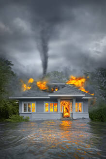 Brennendes Haus unter Tornado in überschwemmter Landschaft - BLEF07411
