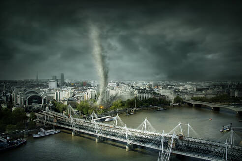 Tornado rollt über London, Vereinigtes Königreich - BLEF07412
